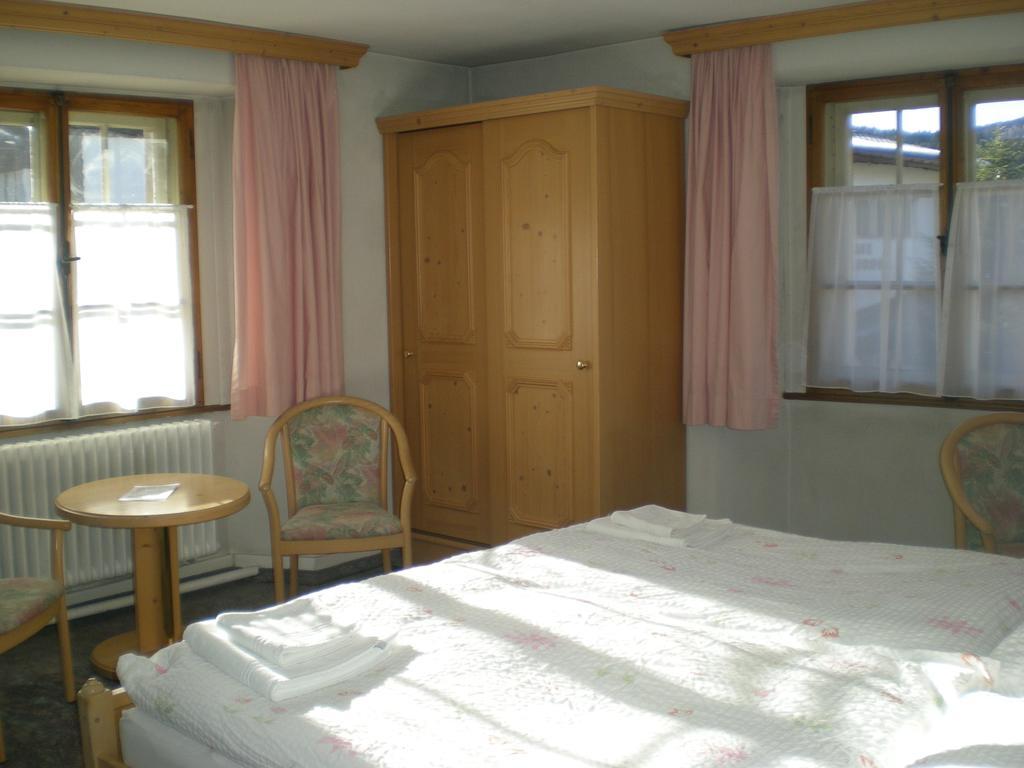 Doppel-/Zweibettzimmer mit Gemeinschaftsbad